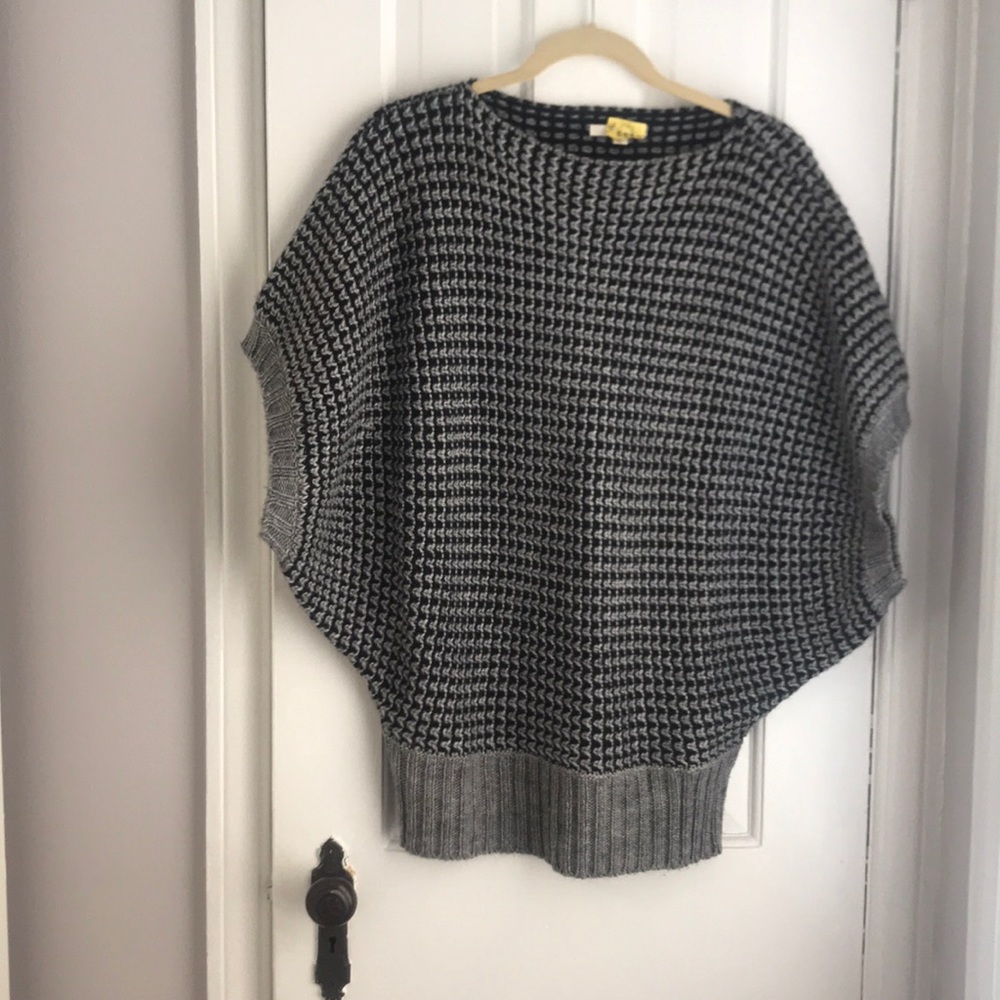 Black/gray sweater